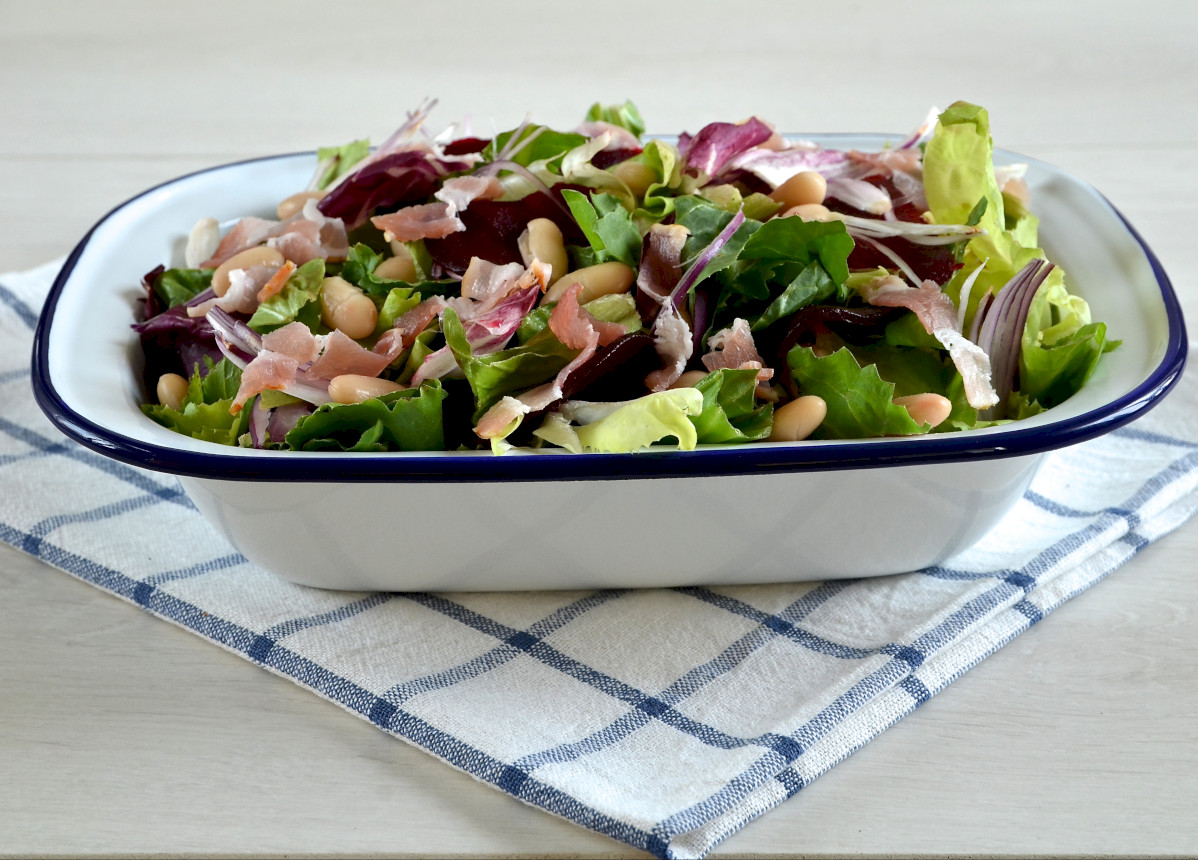 Salad with smoked bacon and been